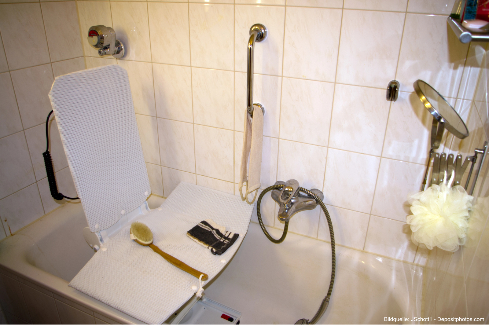 Ein Hilfsmittel im Alter für mehr Sicherheit Zuhause ist der Badewannenlift