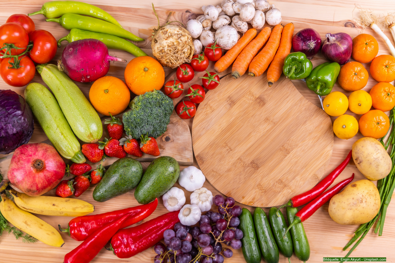 Übersichtliche Vitamin-Ratgeber-Grafik für Senioren: Die wichtigsten Vitamine im Alter mit buntem Obst und Gemüse