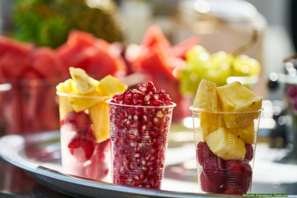 Die wichtigsten Vitamine im Alter – mit frischem Obst und Gemüse. Ideal für Ratgeber zu gesunder Ernährung ab 60.