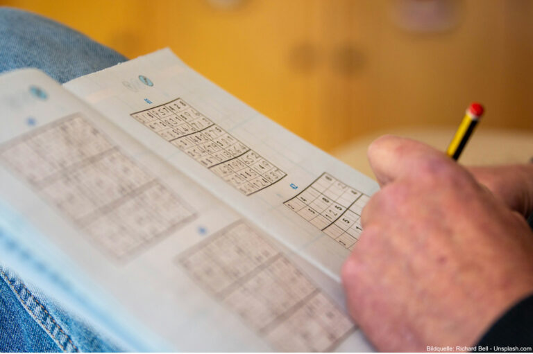 Sudoku gilt als sanftes Gehirntraining, das Konzentration, Merkfähigkeit und logisches Denken fördert.