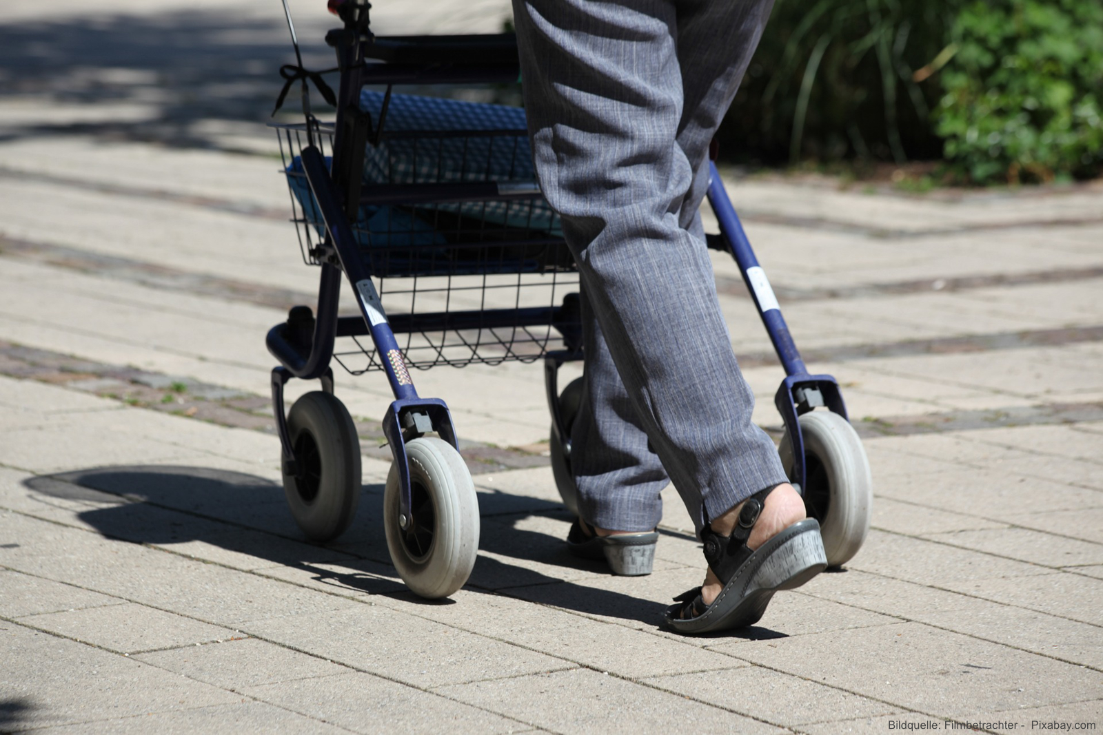 Sicher mit dem Rollator im Straßenverkehr – mobil bleiben mit Vertrauen