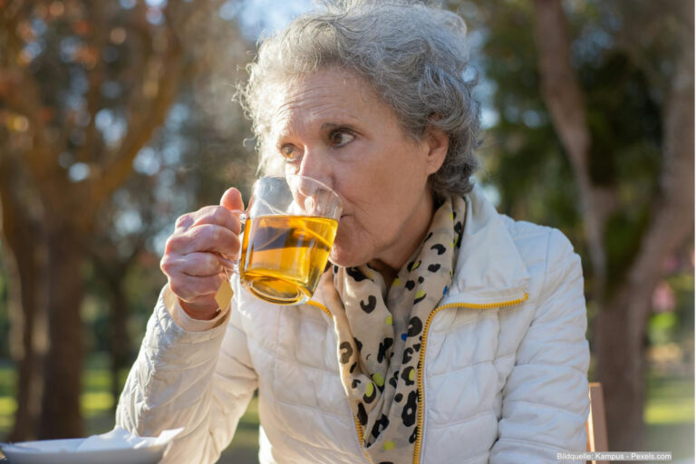 Zu wenig trinken im Alter. Warum trinken viele ältere Menschen zu wenig
