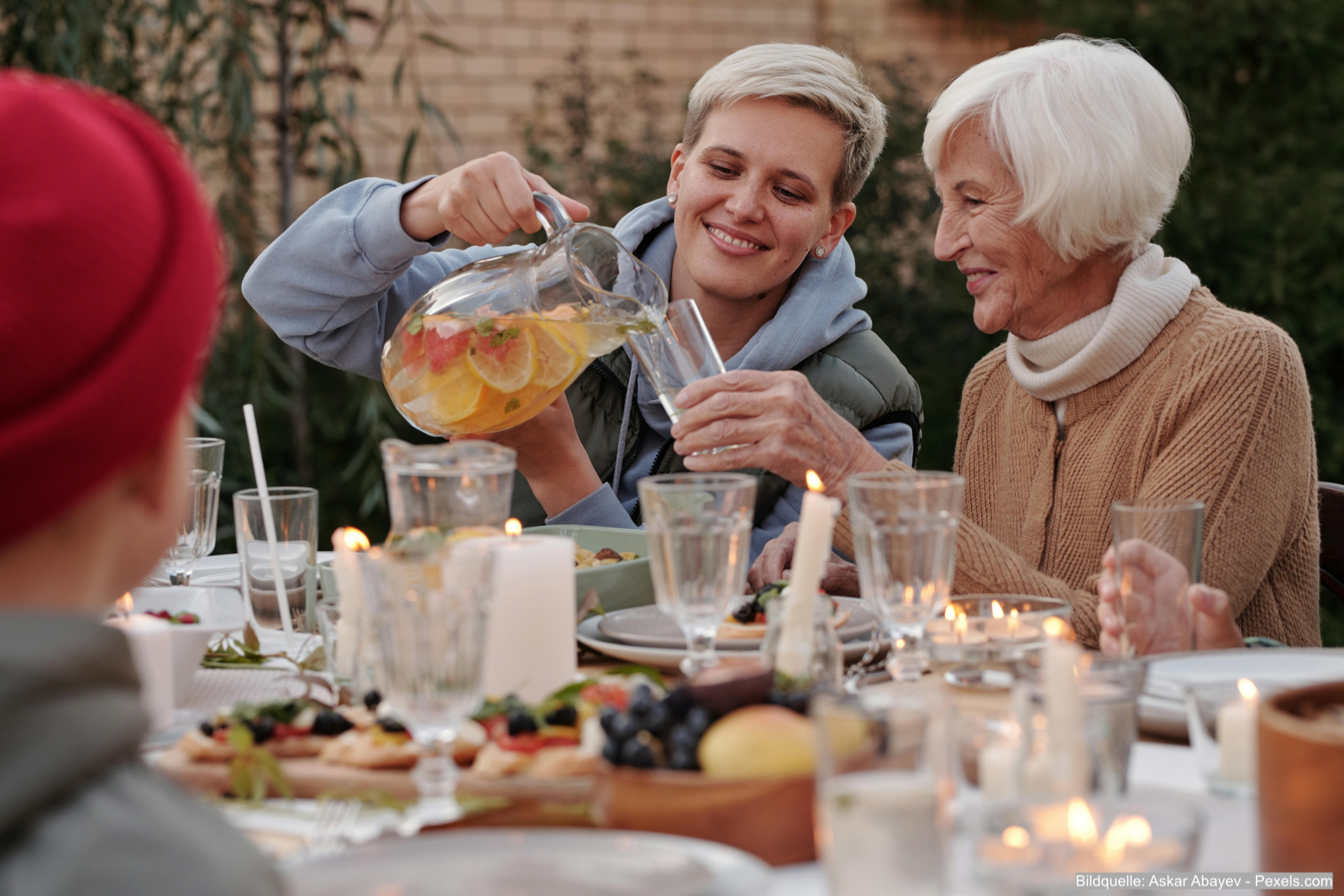 Zu wenig trinken im Alter. Wie Sie Flüssigkeitsmangel bei Senioren vermeiden können